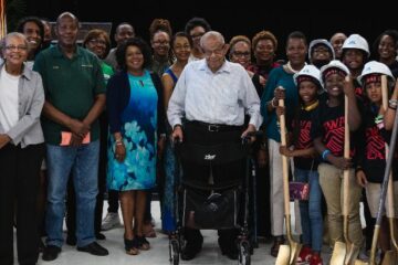 Students, staff, and dignitaries at the Rutledge H. Pearson Elementary School groundbreaking event