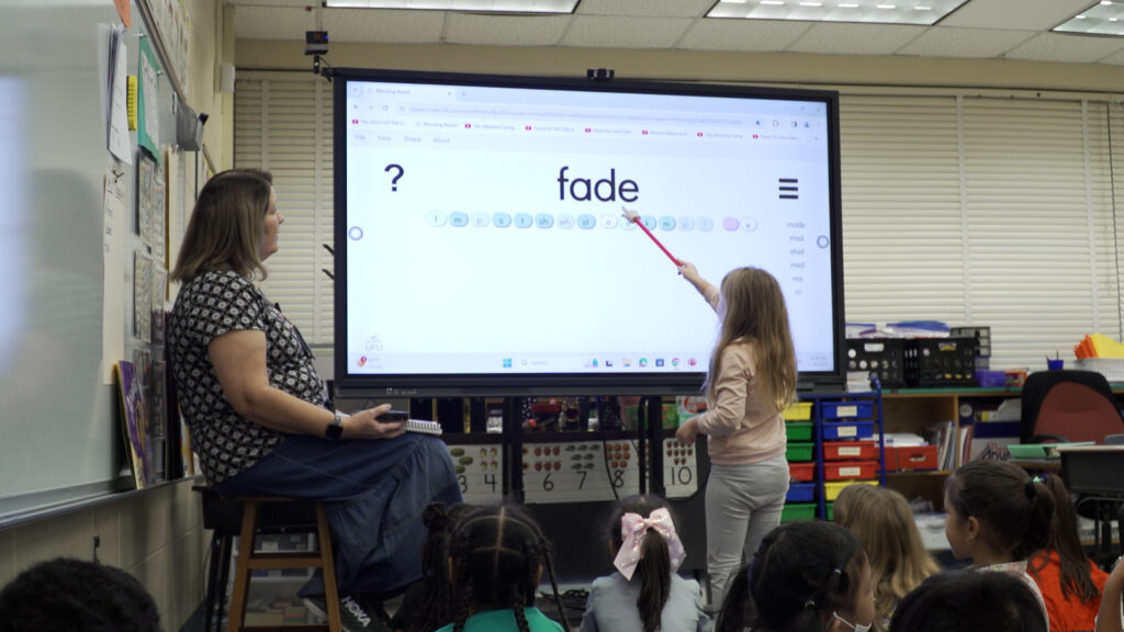 Brookview Elementary Teacher helps students blend letters and sounds